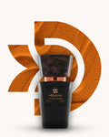 Chogan 114 Extrait de Parfum, schwarzer Flakon mit braun marmorierter Verschlusskappe vor warmem orangebraunem D-förmigem Hintergrund mit sandähnlicher Struktur, Duftfamilie ähnlich Ombre Nomade.