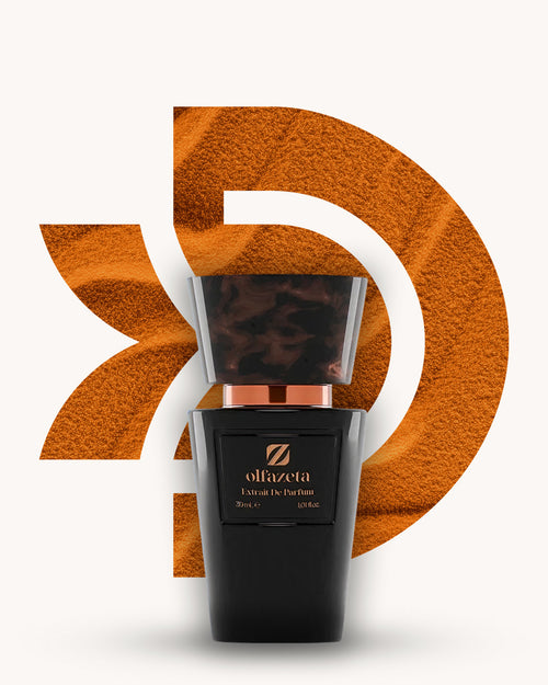 Chogan 114 Extrait de Parfum, schwarzer Flakon mit braun marmorierter Verschlusskappe vor warmem orangebraunem D-förmigem Hintergrund mit sandähnlicher Struktur, Duftfamilie ähnlich Ombre Nomade.