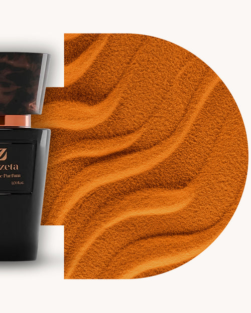 Detailansicht des Chogan 114 Extrait de Parfum, schwarzer Flakon links, rechts orangebrauner Hintergrund mit feinkörniger Sandtextur, Duftfamilie ähnlich Ombre Nomade.
