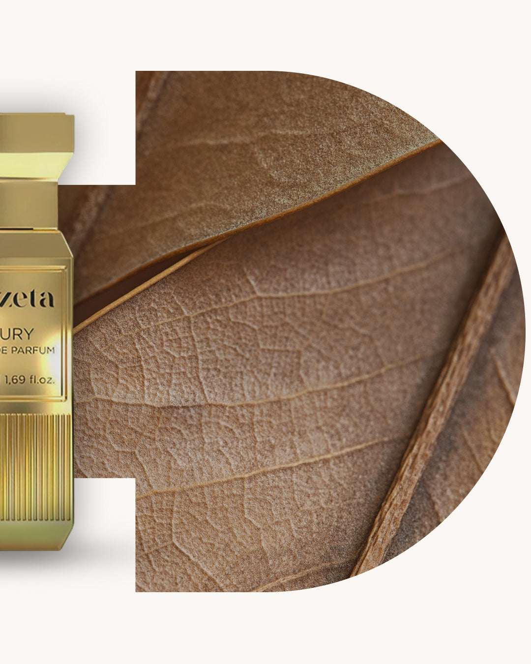 Detailansicht des Chogan 117 Extrait de Parfum, goldfarbener Flakon links, rechts brauner Hintergrund mit getrockneter Tabakblattstruktur, Duftfamilie ähnlich Tobacco Vanille.