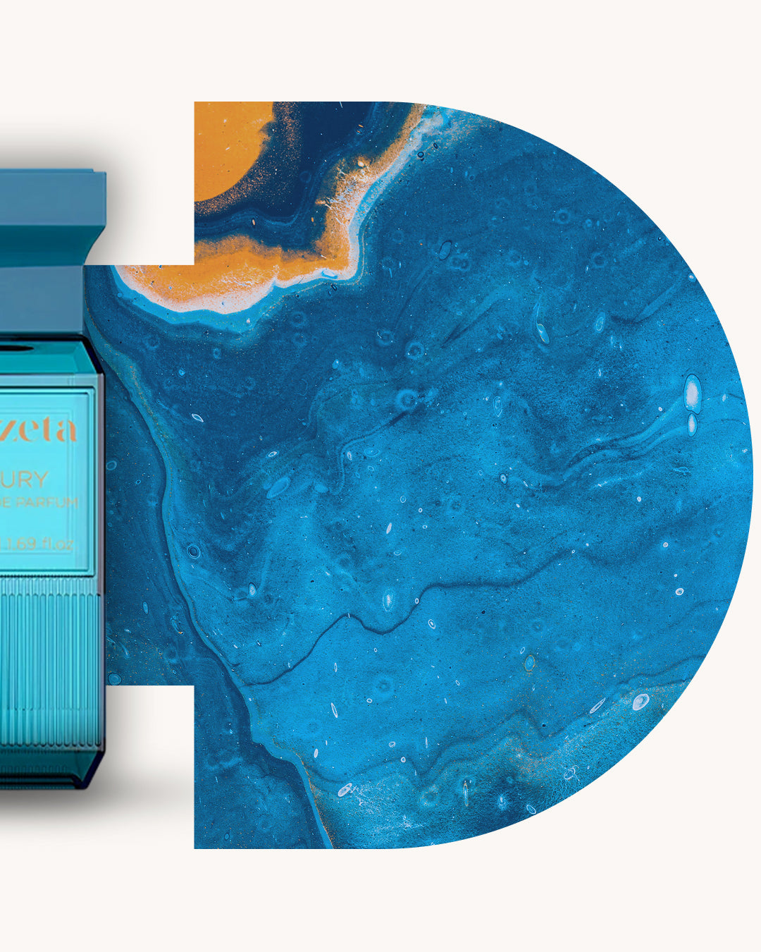 Detailansicht des Chogan 125 Extrait de Parfum, türkisfarbener Flakon links, rechts blauer marmorierter Hintergrund mit orangefarbenen Akzenten und Glanzstruktur, Duftfamilie ähnlich Sole di Positano.