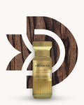 Chogan 127 Extrait de Parfum, goldfarbener Flakon mit gerippter Oberfläche und eckiger Verschlusskappe vor dunkelbrauner D-förmiger Holzmaserung, Duftfamilie ähnlich Oud Wood.