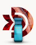 Chogan 129 Extrait de Parfum, türkisblauer gerippter Flakon mit kubischer Kappe vor rot-orangenem D-förmigem Hintergrund mit marmorierten Wirbeln, Duftfamilie ähnlich Erba Pura.