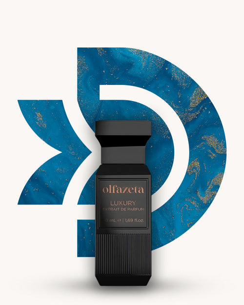 Chogan 130 Extrait de Parfum, schwarzer rechteckiger Flakon mit goldener Beschriftung vor tiefblauem marmoriertem D-förmigem Hintergrund mit goldenen Sprenkeln, Duftfamilie ähnlich Megamare.