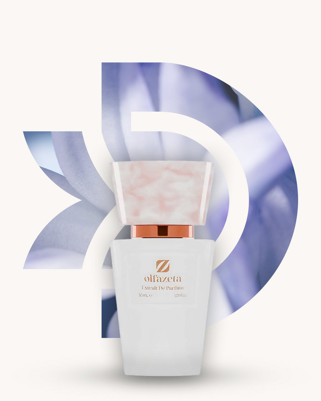 Chogan 131 Extrait de Parfum, weisser Flakon mit rosamarmorierter Verschlusskappe vor blau-violettem D-förmigem Blütenhintergrund, Duftfamilie ähnlich Good Girl.