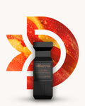 Chogan 134 Extrait de Parfum, schwarzer gerippter Flakon mit breiter Verschlusskappe vor orange-rotem D-förmigem Hintergrund mit gelben Adern und Wassertropfen, Duftfamilie ähnlich Bitter Peach.