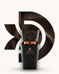 Chogan 136 Extrait de Parfum, schwarzer Flakon mit marmorierter braun-schwarzer Verschlusskappe vor dunkelbraunem glänzenden D-förmigem Hintergrund, Duftfamilie ähnlich Dior Homme Intense.