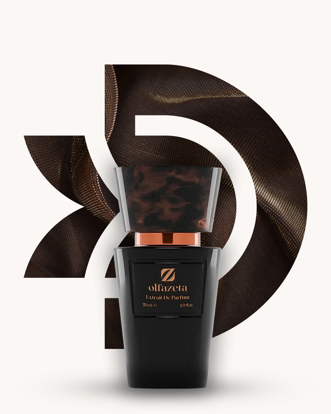 Chogan 136 Extrait de Parfum, schwarzer Flakon mit marmorierter braun-schwarzer Verschlusskappe vor dunkelbraunem glänzenden D-förmigem Hintergrund, Duftfamilie ähnlich Dior Homme Intense.