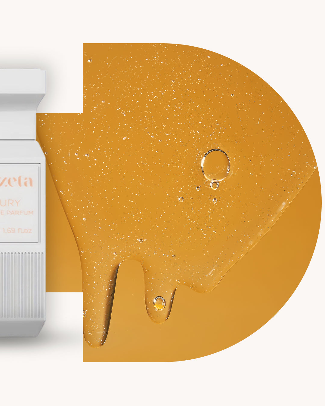Detailansicht des Chogan 137 Extrait de Parfum, hellgrauer Flakon links, rechts goldgelber Hintergrund mit glänzender tropfenartiger Struktur, Duftfamilie ähnlich Naxos.