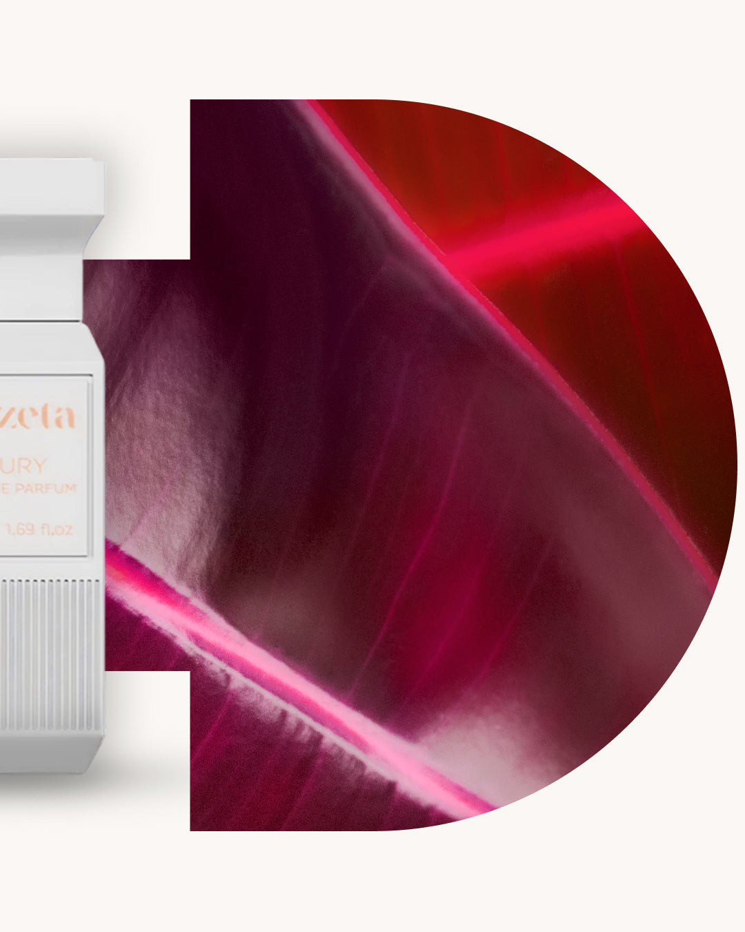 Detailansicht des Chogan 139 Extrait de Parfum, hellgrauer Flakon links, rechts rot-rosa Hintergrund mit fliessender Struktur und Glanzeffekten, Duftfamilie ähnlich Les Sables Roses.