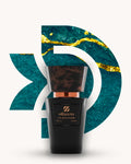 Chogan 140 Extrait de Parfum, schwarzer Flakon mit marmorierter brauner Verschlusskappe vor türkis-goldenem D-förmigem Hintergrund, Duftfamilie ähnlich Versace Eros.