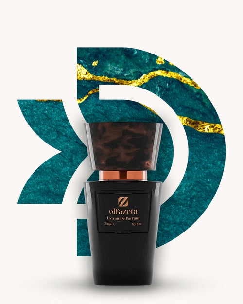 Chogan 140 Extrait de Parfum, schwarzer Flakon mit marmorierter brauner Verschlusskappe vor türkis-goldenem D-förmigem Hintergrund, Duftfamilie ähnlich Versace Eros.