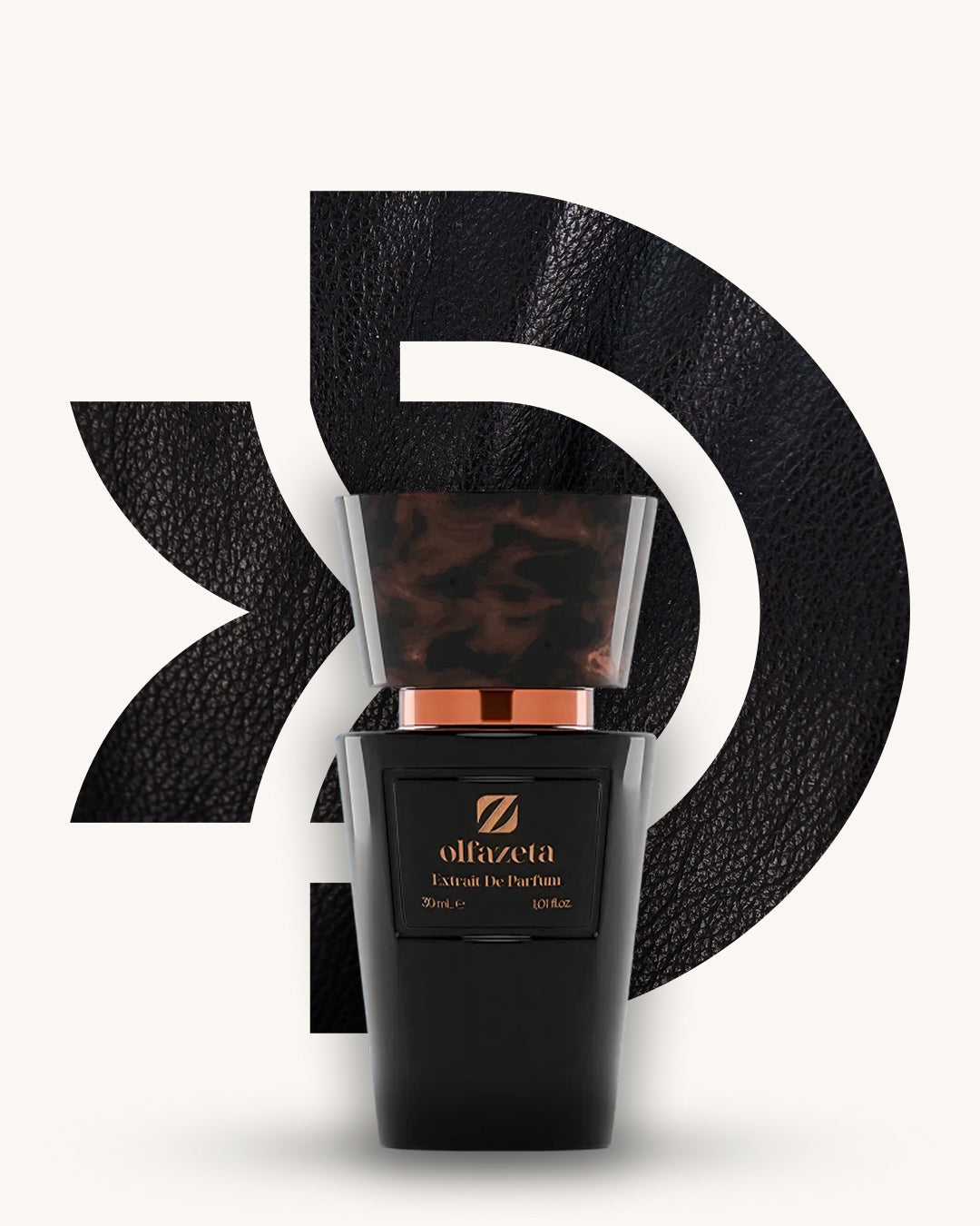 Chogan 142 Extrait de Parfum, schwarzer Flakon mit marmorierter braun-schwarzer Verschlusskappe vor schwarzem lederähnlichem D-förmigem Hintergrund, Duftfamilie ähnlich Ombre Leather.