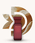 Chogan 143 Extrait de Parfum, roter gerippter Flakon mit flacher Kappe und goldfarbenem Akzent vor beige-braunem marmorierten Hintergrund, Duftfamilie ähnlich Vanilla Powder.