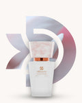 Chogan 213 Extrait de Parfum, weisser Flakon mit rosamarmorierter Verschlusskappe vor rosa-blauem D-förmigem Hintergrund, Duftfamilie ähnlich Gucci Guilty.