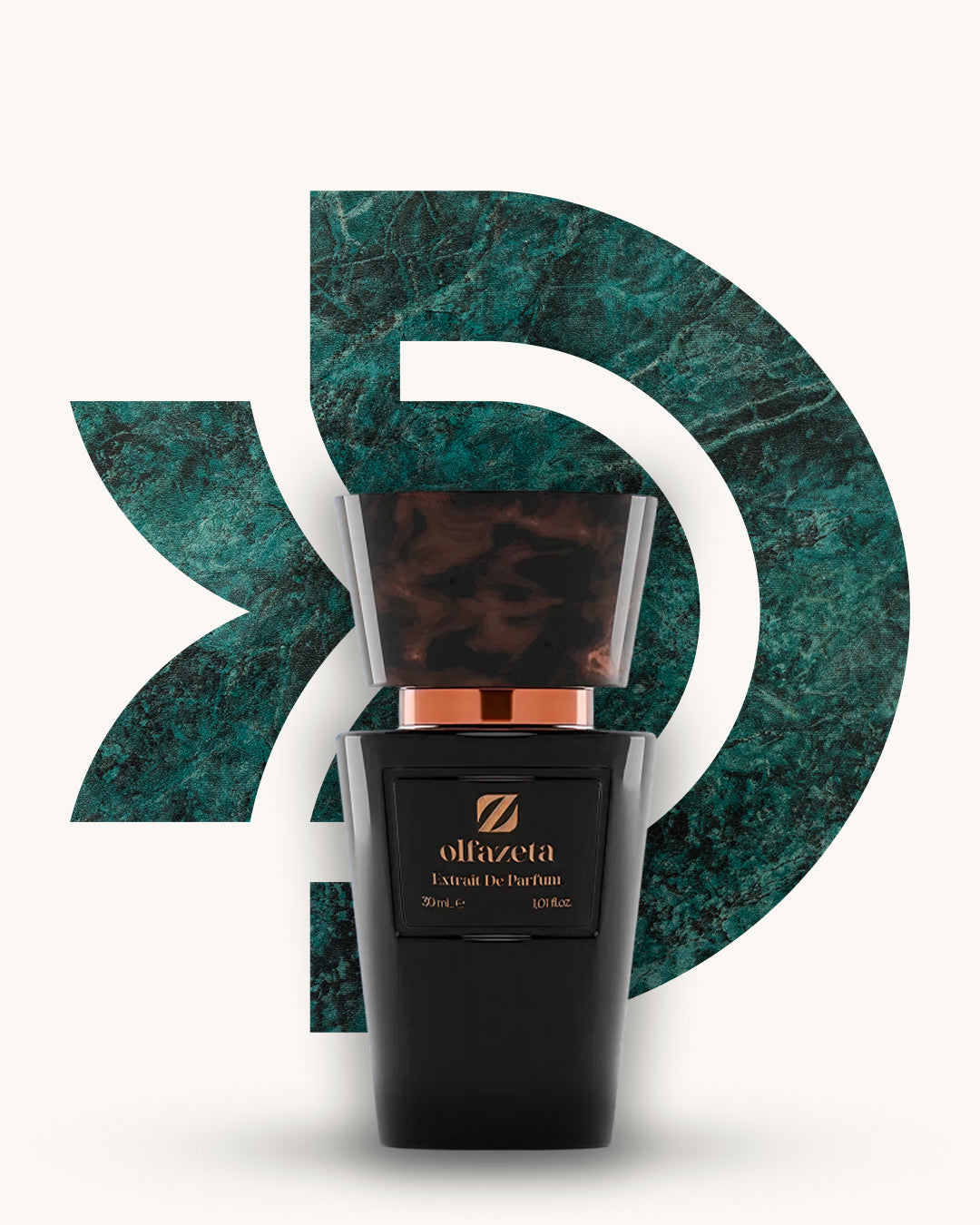 Chogan 217 Extrait de Parfum, schwarzer Flakon mit marmorierter braun-schwarzer Verschlusskappe vor grün marmoriertem D-förmigem Hintergrund, Duftfamilie ähnlich Gucci Guilty pour Homme.
