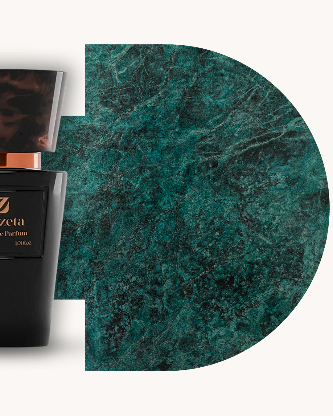 Detailansicht des Chogan 217 Extrait de Parfum, schwarzer Flakon links, rechts grüne marmorierte Oberfläche mit dunklen Adern, Duftfamilie ähnlich Gucci Guilty pour Homme.