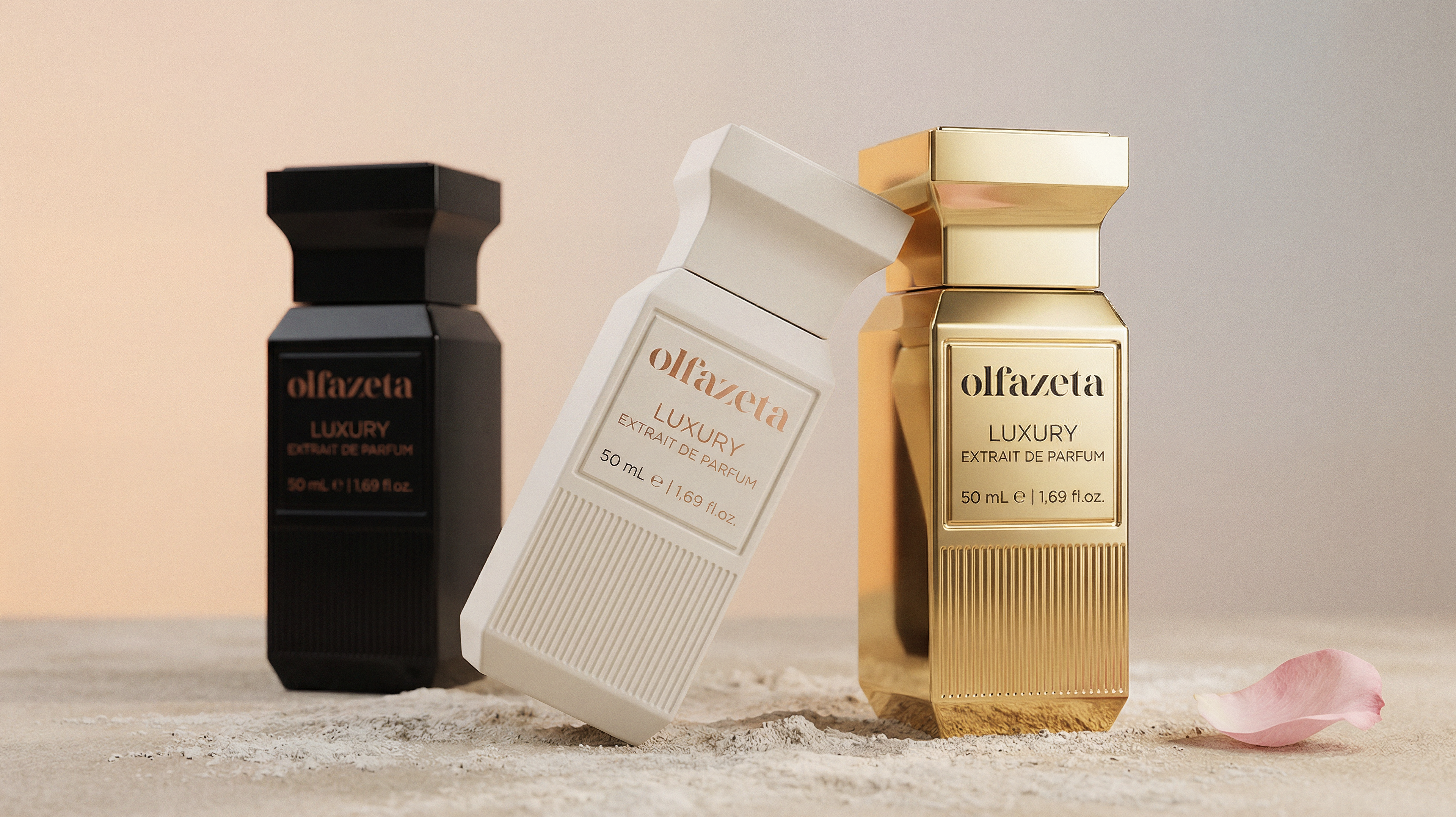 Drei Parfumflakons in Schwarz, Weiss und Gold auf hellem Sand, minimalistisch und elegant inszeniert, mit zartem Blütenblatt im Vordergrund.